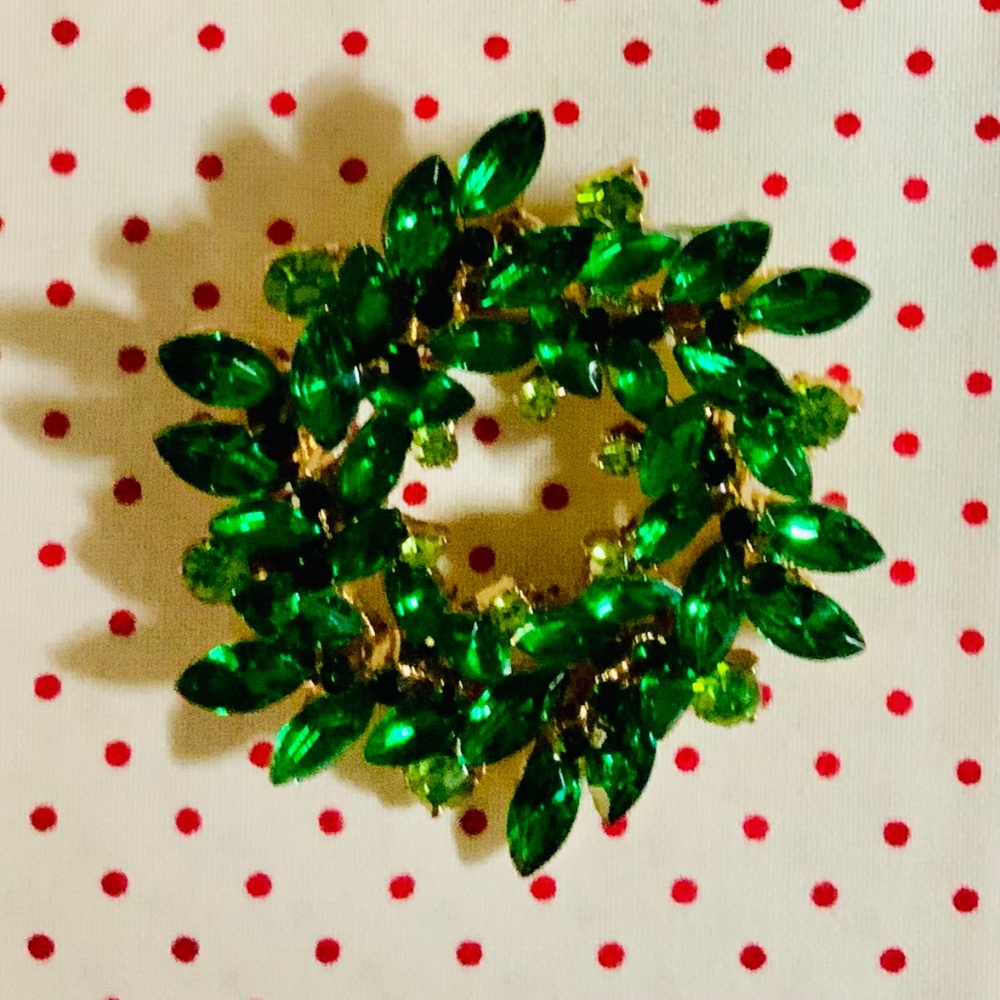 Christmas wreath brooch